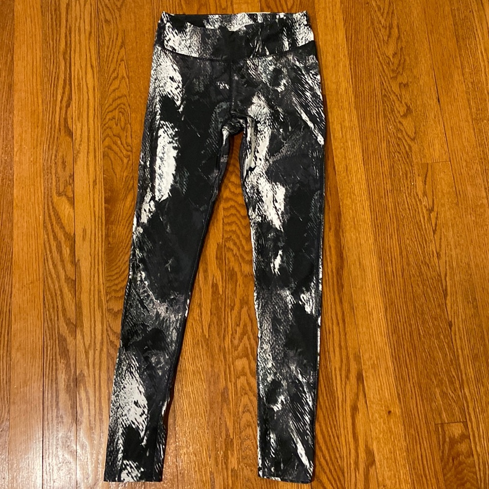Under Armour Black, Grey, & White Pattern Compression Leggings